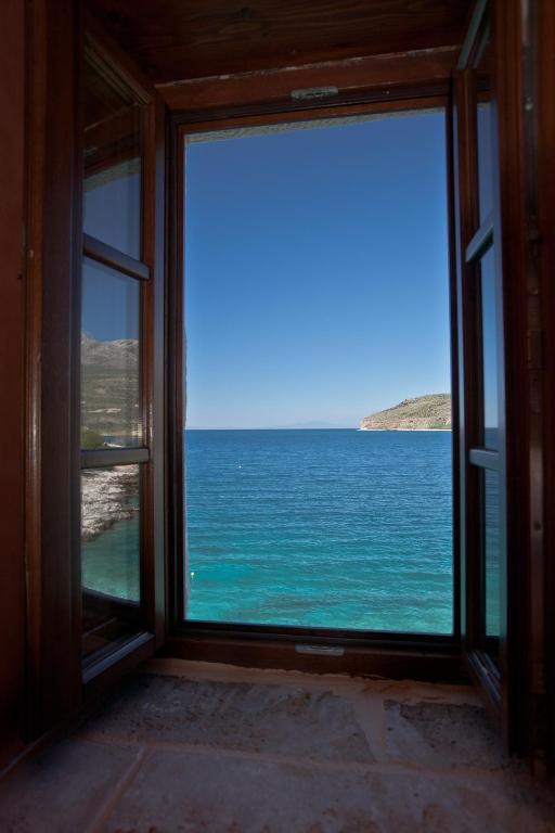 Mavromichalai Hotell Liménion Rum bild