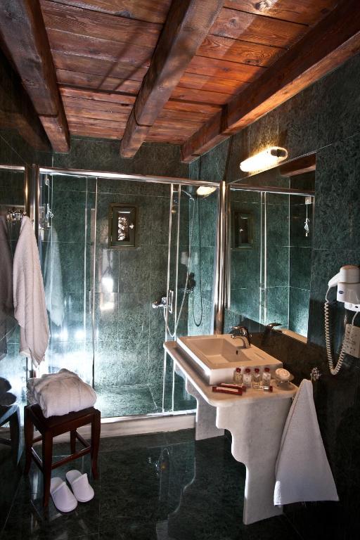 Mavromichalai Hotell Liménion Rum bild