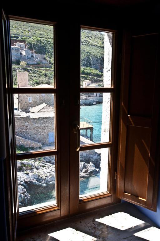 Mavromichalai Hotell Liménion Rum bild