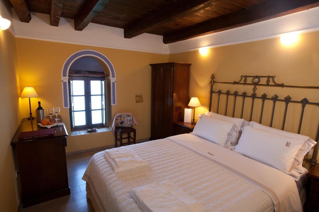 Mavromichalai Hotell Liménion Rum bild