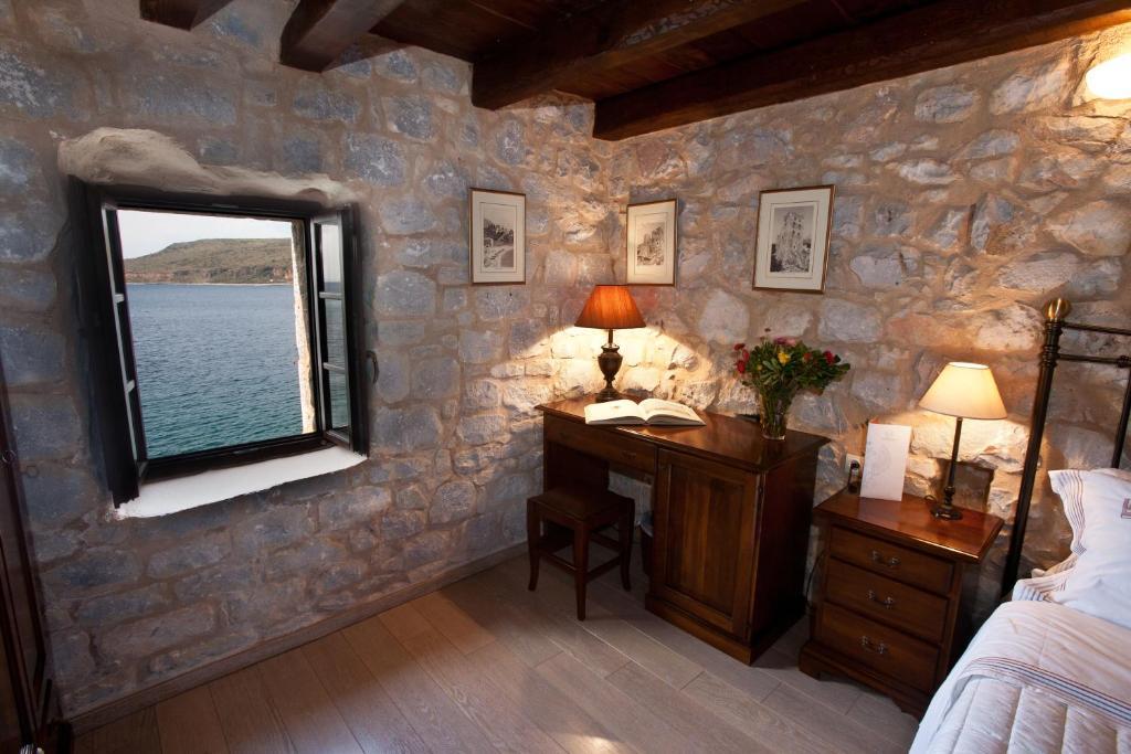 Mavromichalai Hotell Liménion Rum bild
