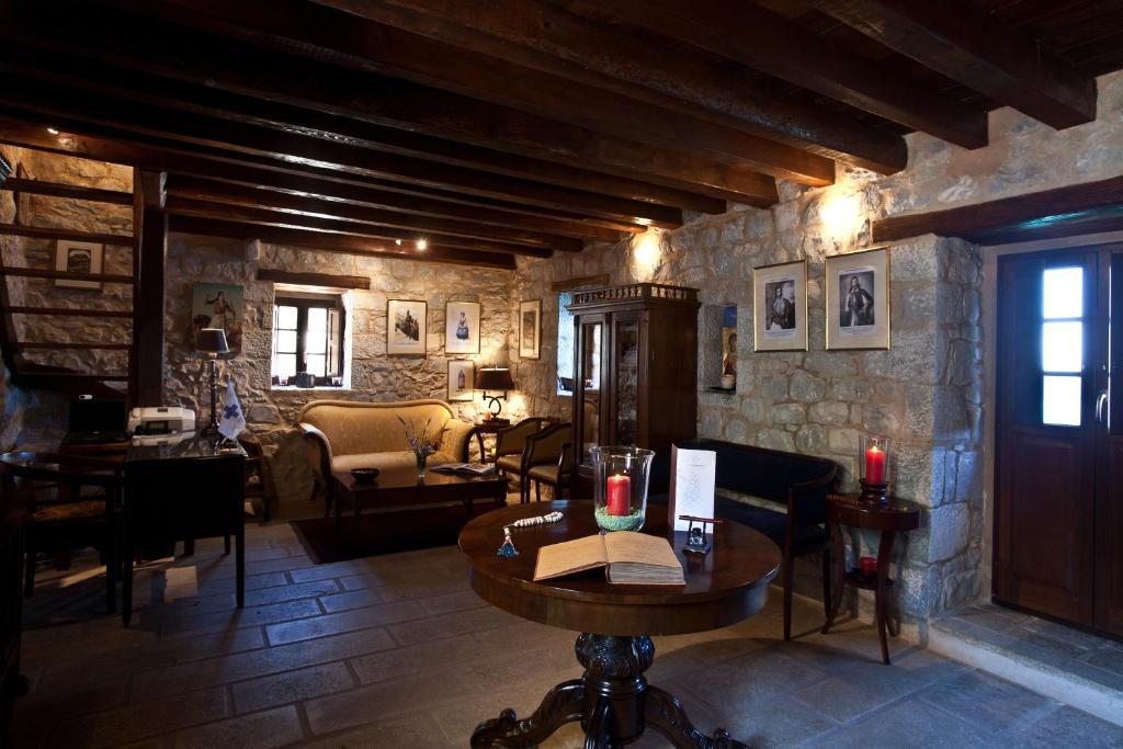 Mavromichalai Hotell Liménion Exteriör bild